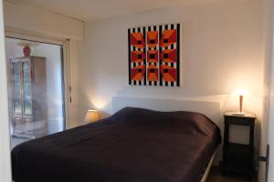 - une chambre avec un lit et une peinture murale dans l'établissement Appartements 2 chambres, grand jardin et parking, à Aix-en-Provence