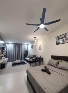 una camera con letto e ventilatore a soffitto di Senandika Homestay a Kuching