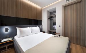 Un pat sau paturi într-o cameră la Nish Palace Beşiktaş