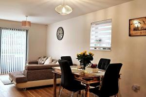 sala de estar con mesa y sofá en Luxury 3-Bed House in the Scottish Highlands en Inverness
