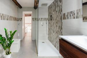 La salle de bains est pourvue d'une baignoire, d'un lavabo et d'une douche. dans l'établissement Enjoy Naples, à Naples