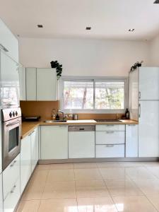 Amazing 3-room garden apartment near Gordon Beach and the Hilton