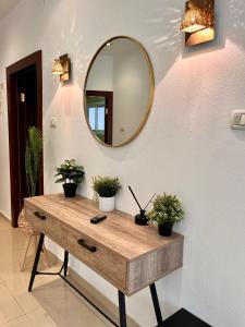 Amazing 3-room garden apartment near Gordon Beach and the Hilton