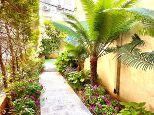 Amazing 3-room garden apartment near Gordon Beach and the Hilton
