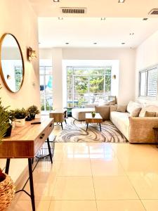 Amazing 3-room garden apartment near Gordon Beach and the Hilton