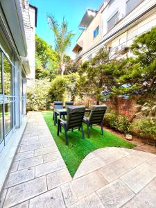 Amazing 3-room garden apartment near Gordon Beach and the Hilton