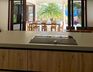 Φωτογραφία από το άλμπουμ του VillaDelSol-Ocean Front Resort-Pool-up to 8 Guests-Walk to the Beach σε Willibrordus