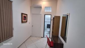 um corredor com um quarto com um WC e uma televisão em SUITE STAR em Pau dos Ferros