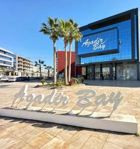 Luxury Apartment in Agadir Bay في أغادير: لافته امام مول تجاري