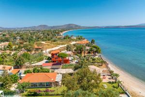 una vista aerea di un resort vicino alla spiaggia di Maria’s Mansion 3 m from the SEA a Marathónas (Maratona)