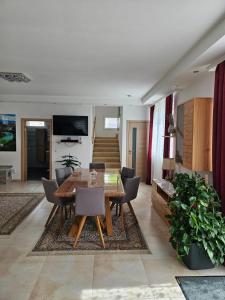 Televízia a/alebo spoločenská miestnosť v ubytovaní Ferienhaus Vagner