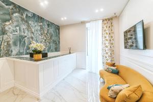 a living room with a couch and a counter at Gentile Suite & Spa Vomero in Naples