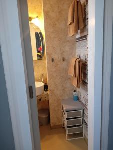 蒂米什瓦拉的住宿－Crystal Room，一间带水槽、卫生间和镜子的浴室
