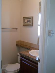 Willow Bay RV Resort & Marina في Nine Mile Falls: حمام مع مرحاض ومغسلة