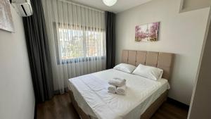 Un dormitorio con una cama con dos ositos de peluche. en Royal Homes, en Kyrenia