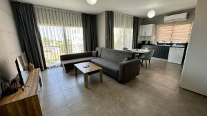 ein Wohnzimmer mit einem Sofa und einem Tisch in der Unterkunft Royal Homes in Kyrenia