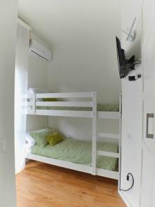 Poschodová posteľ alebo postele v izbe v ubytovaní [RHO FIERA] Apartment near the Metro