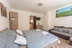 1 dormitorio con 1 cama y 1 sofá en Al Rabló Vendégház, 