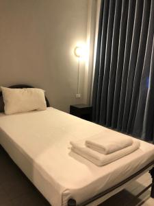 Una cama con dos toallas en una habitación en Stay Wanglang en Bangkok