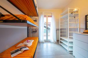 ein Schlafzimmer mit einem Etagenbett mit einem Buch in der Unterkunft Sunset Frame 2 Few Steps From Sea - Happy Rentals in Alassio
