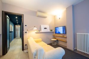 ein Wohnzimmer mit einem Sofa und einem TV in der Unterkunft Sunset Frame 2 Few Steps From Sea - Happy Rentals in Alassio