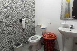 a bathroom with a toilet and a sink at Séjour Paisible au Bord de la Nature. in Tangier +12 photos