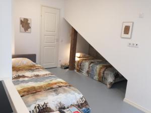 een slaapkamer met 2 bedden en een trap bij Matrix Garden Apartments in Tallinn