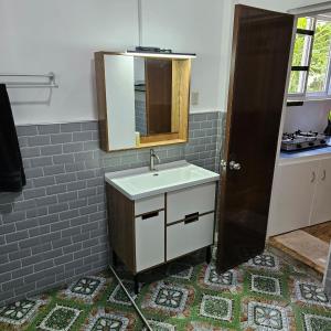 bagno con lavandino e specchio di A's Place - Casaroro a Valencia