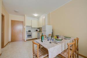 comedor con mesa con sillas y cocina en Casa Perla - Happy Rentals, en Desenzano del Garda