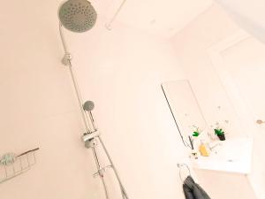 y baño con ducha junto a un espejo. en By Born & Gothic Rooms, en Barcelona