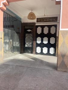 una entrada a un edificio con dos puertas y un edificio en Appartement near to AirPort 262 avenue el khalij, en Marrakech
