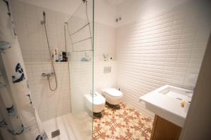 uma casa de banho com um chuveiro, um WC e um lavatório. em Born Rooms - St Caterina em Barcelona