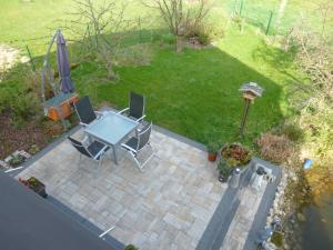 mit Blick auf eine Terrasse mit einem Tisch und Stühlen in der Unterkunft Ferienwohnung Schanbacher in Beerfelden