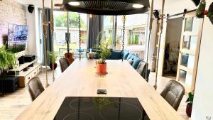 Télévision ou salle de divertissement dans l'établissement La Grange - Gîte de Prestige La Rochelle