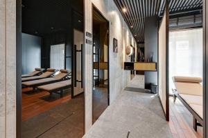 un pasillo con una fila de camas en una habitación en Portova Relax by Grand Apartments, en Gdynia