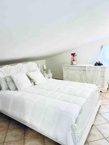 1 dormitorio blanco con cama blanca y muebles blancos en La Cascina Scalera per il tuo relax con piscina sauna ed Idromassaggio, en Castel Campagnano