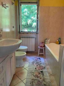 y baño con lavabo, bañera y aseo. en La Cascina Scalera per il tuo relax con piscina sauna ed Idromassaggio, en Castel Campagnano