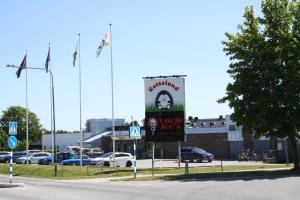 维斯比乔叔叔酒店的建筑物前停放汽车的停车场