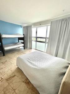 une chambre avec un lit blanc et une fenêtre dans l'établissement 3 BR, Ocean View, Gym/Parking, à Playa del Carmen 36 autres photos
