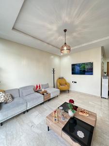 Luxury Apartment in Agadir Bay في أغادير: غرفة معيشة مع أريكة وطاولة