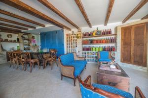 a room with a table and chairs and a dining room at Ca' Gulino - Urbino - Villa con Minipiscina in Borgo Antico in Urbino