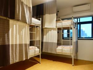 een kamer met 2 stapelbedden en een raam bij Fun Taipei Share House 樂趣台北共居 - 月租 in Taipei