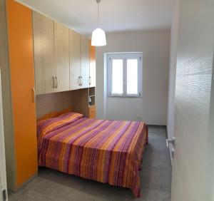 une chambre avec un lit et une fenêtre dans l'établissement La casa di MeT, à Gallipoli