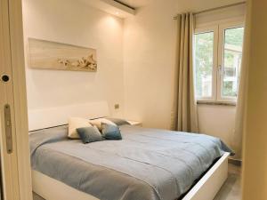 Un dormitorio con una cama con almohadas azules. en Casa vacanze Sardegna B, en Tertenìa