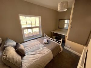 a bedroom with a bed and a window at Silver Stag Properties, 3 BR House in Ashby in Ashby de la Zouch