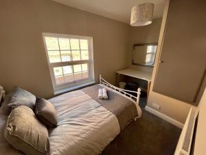 a bedroom with a bed and a window at Comfortable 3-BR Home Great Location in Ashby in Ashby de la Zouch