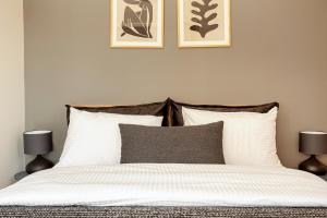 Postel nebo postele na pokoji v ubytování Whisper Flats by Oval