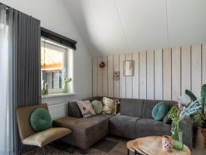 Posezení v ubytování Holiday home in Kerkdriel with roofed terrace