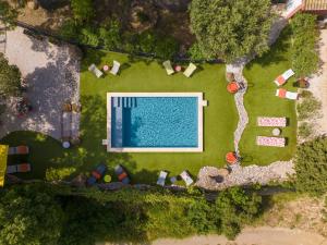 an overhead view of a swimming pool in a yard at Domaine de Roque Haute in Portiragnes
