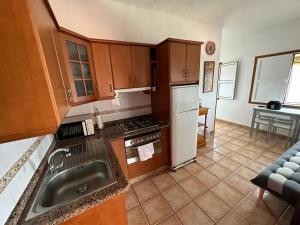 uma cozinha com um lavatório e um fogão forno superior em Casa Jesus em Fuencaliente de la Palma